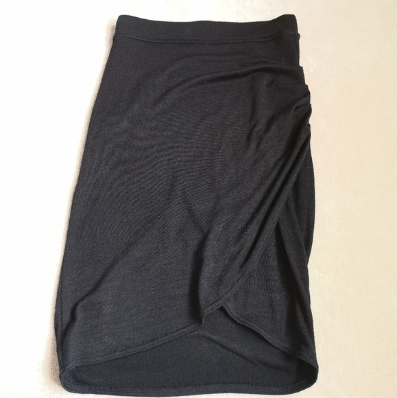 Aritzia knit skirt - Picture 1 of 3